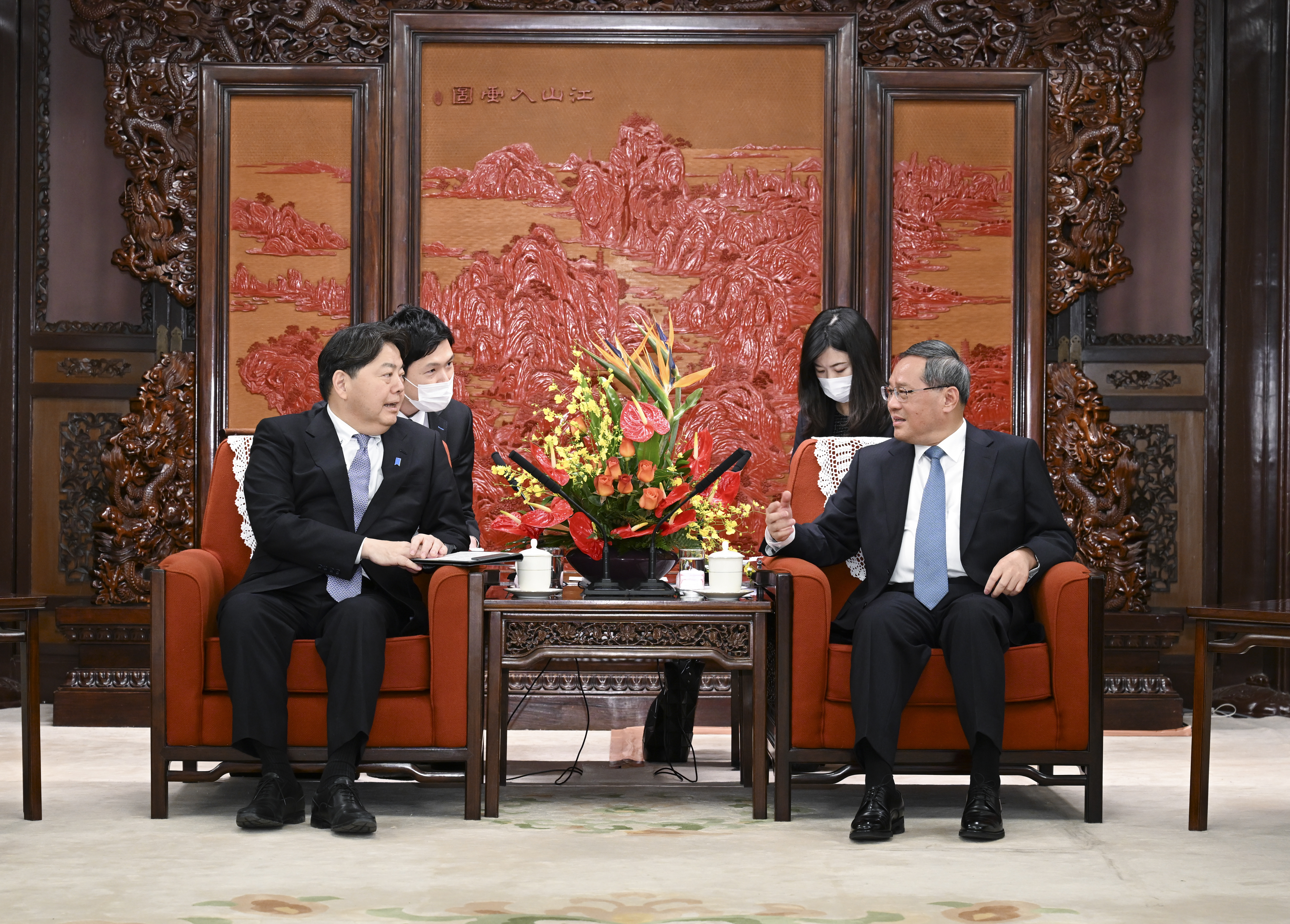 李强会见日本外相林芳正__新快网